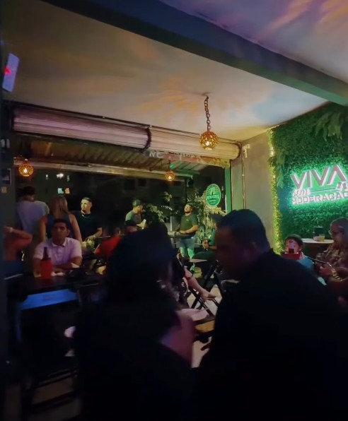 Salão do Petrocerva Gastrobar movimentado, com clientes reunidos à noite