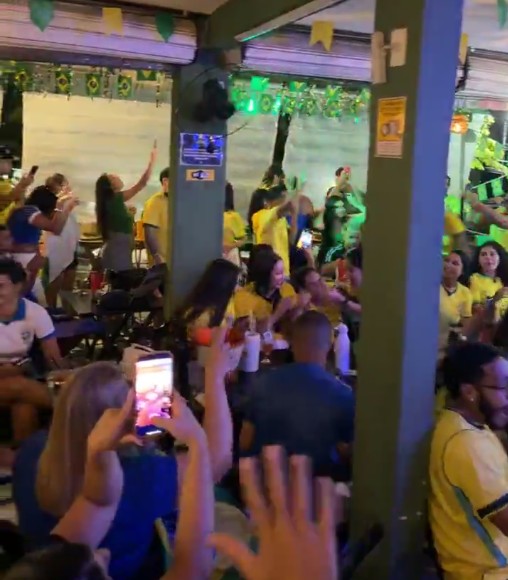 Clientes do Petrocerva Gastrobar reunidos em noite de jogo da seleção brasileira