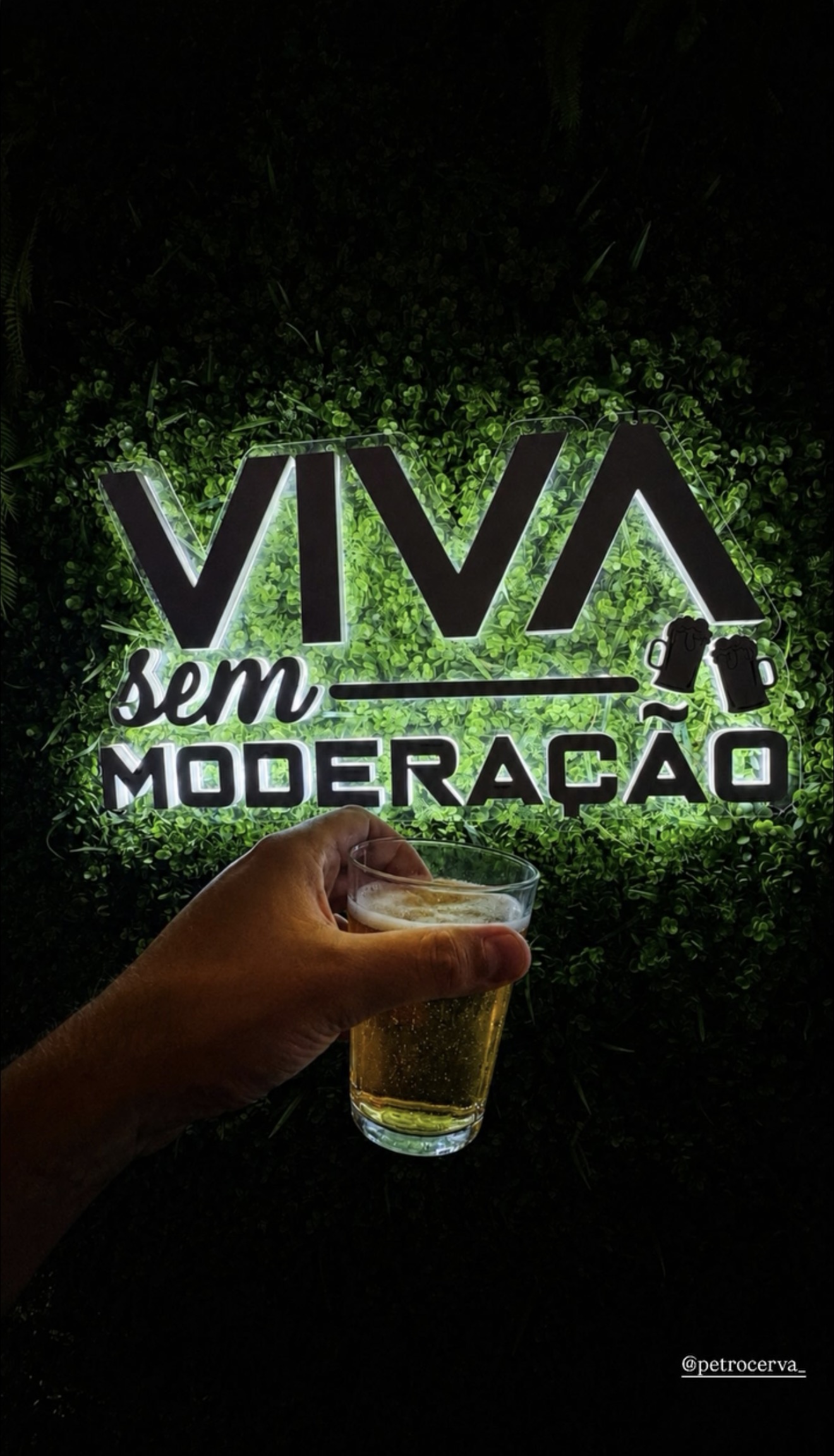 Painel decorativo do Petrocerva Gastrobar com a identidade visual da casa